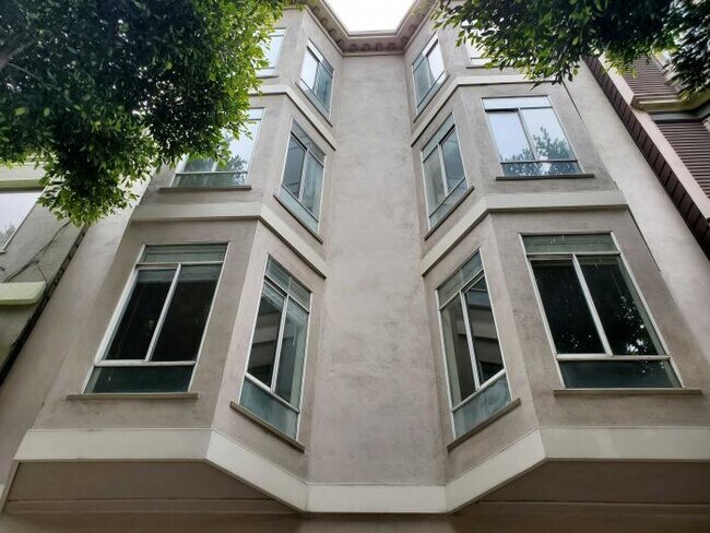 Building Photo - 3 bedroom in San Francisco CA 94117