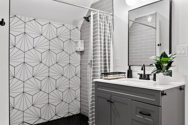 Building Photo - 921 E Hattie St