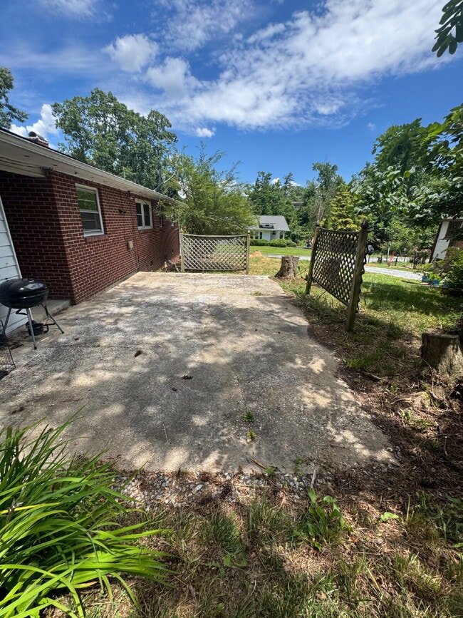 Building Photo - 3 Bedroom 1 Bathroom Home