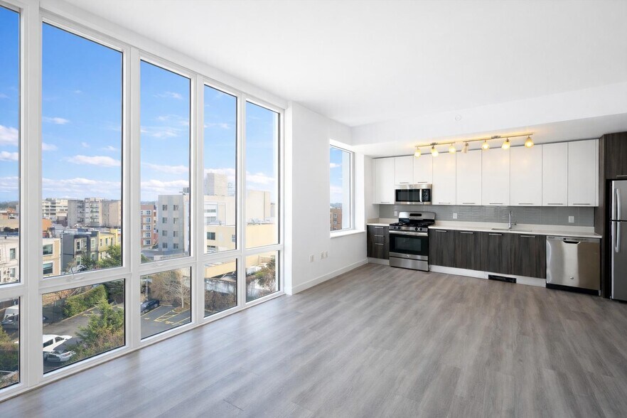 Building Photo - 1524 Sheepshead Bay Rd