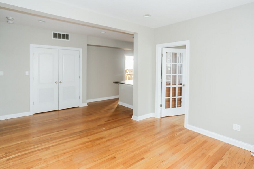 Building Photo - 3810 N Marshfield Ave