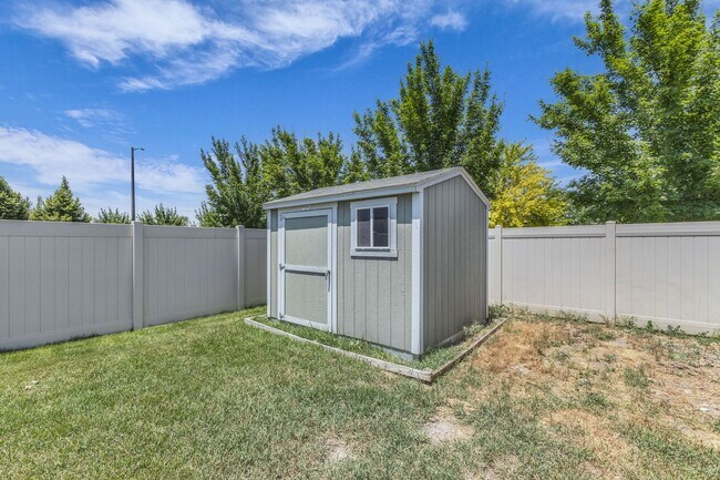 Building Photo - 4 Bedroom 3 Bathroom Home in Springville!