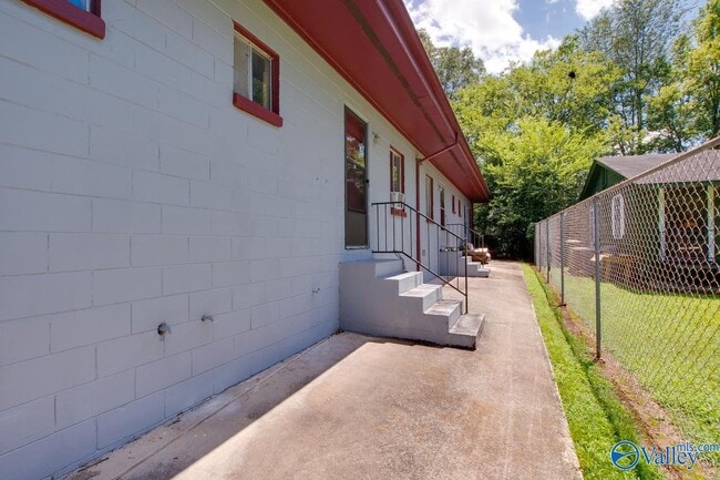 Building Photo - 1328 Oshaughnessy Ave NE