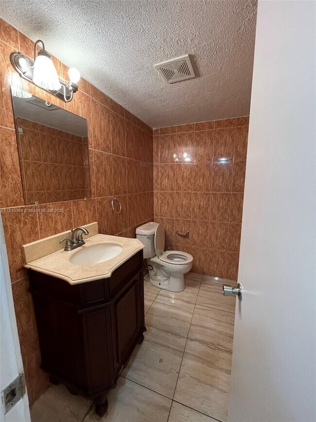 Building Photo - 661 N University Dr