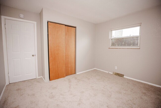 Building Photo - Nice ranch style three bedroom home in washington local schools