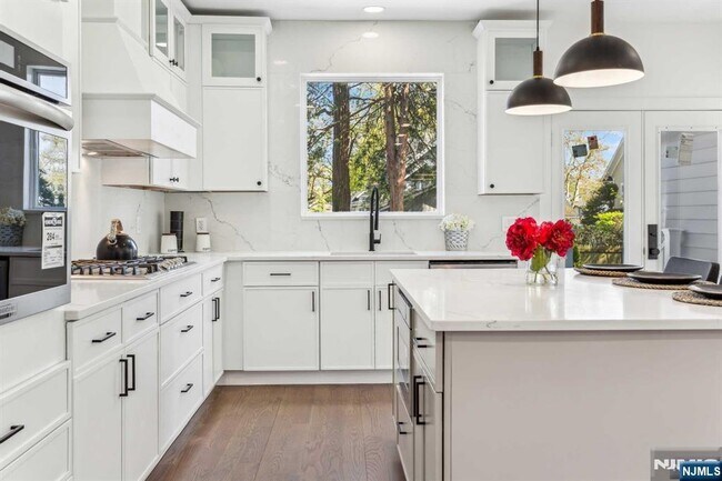 Building Photo - 648 East St