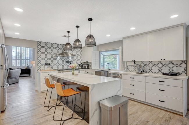 Building Photo - 4 Bedroom Contemporary Furnished-Renovated...