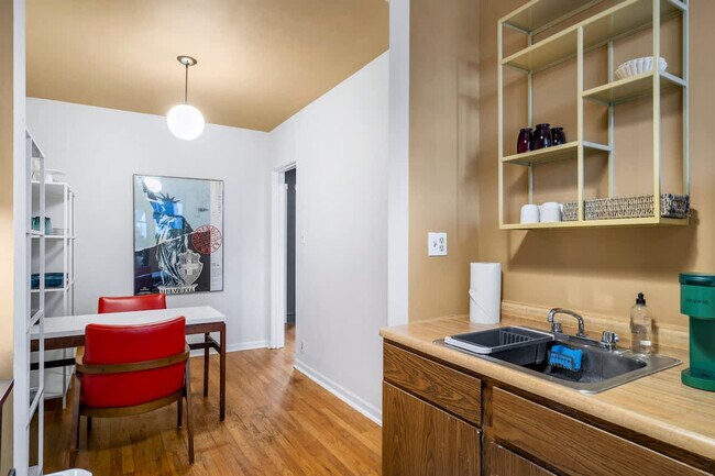 Building Photo - 3538 N Racine Ave