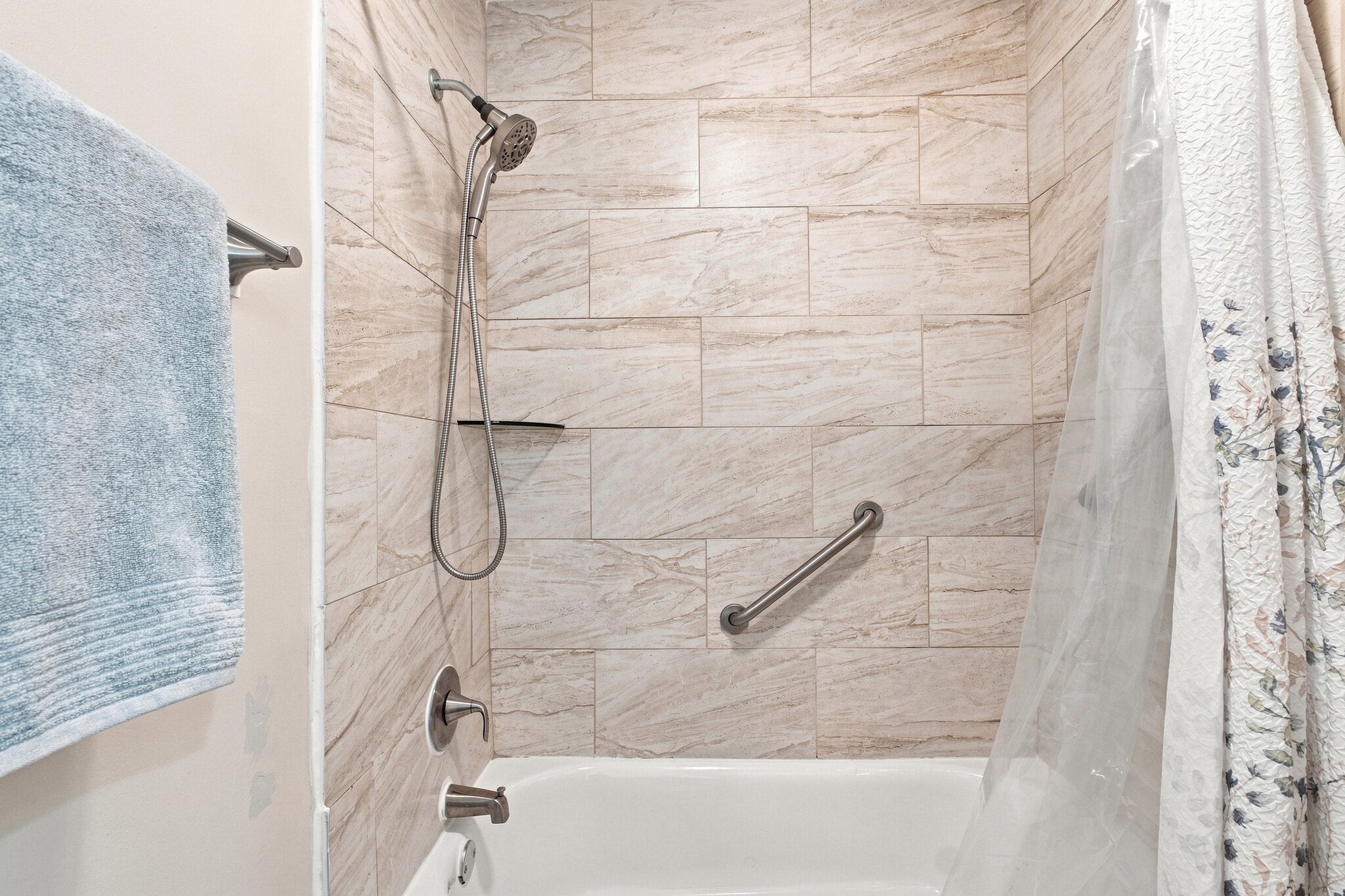 Guest Shower - 6425 Pinebark Way