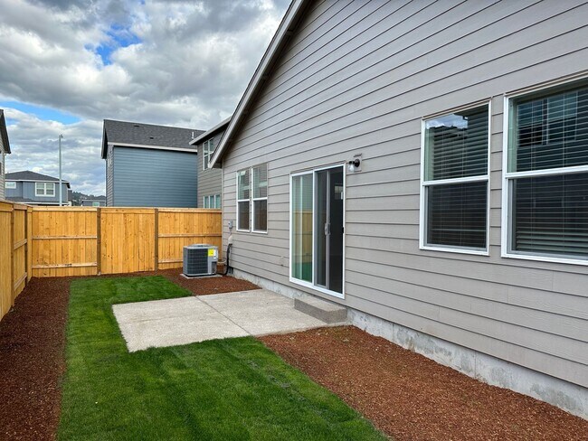 Building Photo - Newer single level 3-bedroom 2 bath house in Springfield!