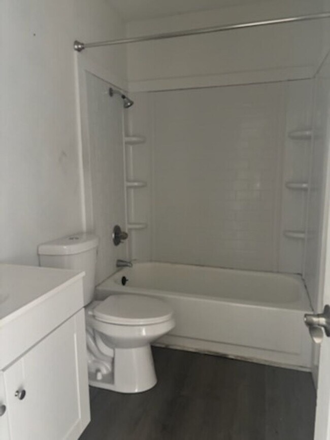 Building Photo - 352 Brookwood Lake Pl