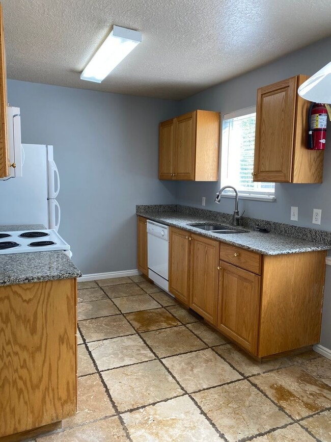 Building Photo - 2 Bed 1 Bath Brentwood Condo