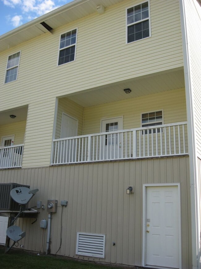 Building Photo - Spacious Two Story, Quiet Neighborhood