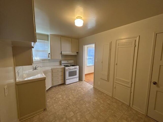 Building Photo - NEW PRICE REDUCTION: House 2bd 1ba- yard, ...