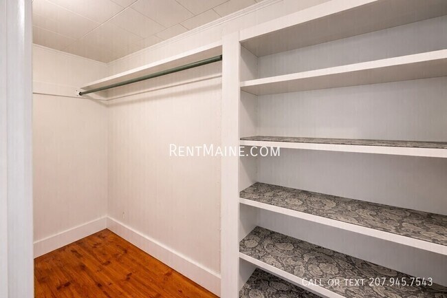 Building Photo - 445 Main St