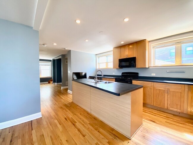 Building Photo - 2736 W Evergreen Avenue C