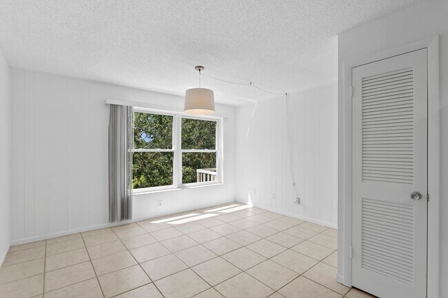 Building Photo - 2287 Philippine Dr