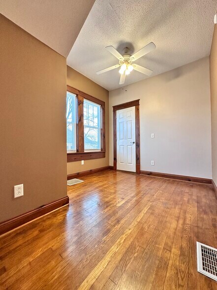 Building Photo - 923 E Hillcrest Dr