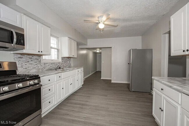 Building Photo - Four Bed 2 Full Bath in Lorain- FIRST MONTH RENT HALF OFF!