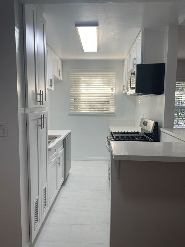 Interior Photo - 232-6 S. Harvard Blvd