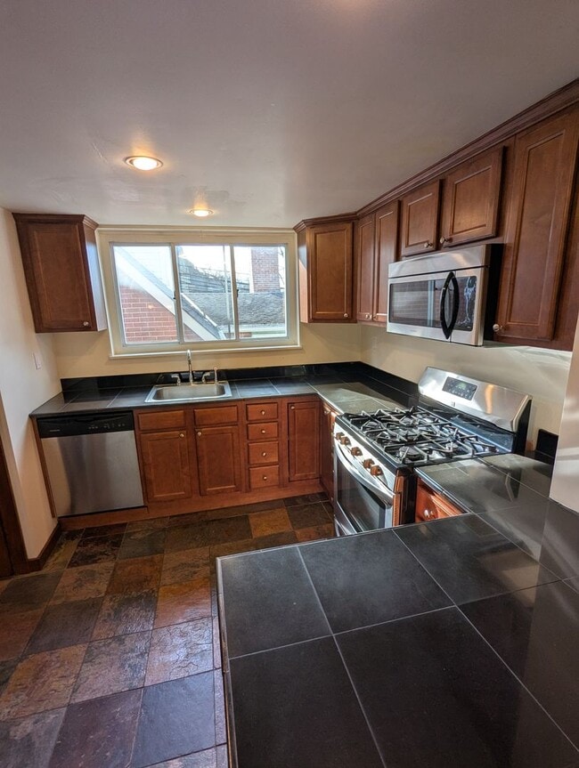 Building Photo - 4 Bedroom, 2 Bathroom Single Family Home (Mt. Washington)