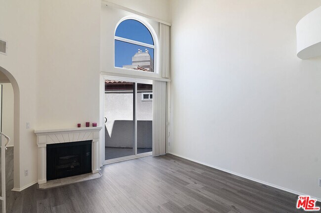 Building Photo - 620 S Gramercy Pl