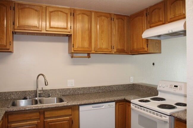 Building Photo - Updated 4 bedroom, 1 1/2 bathroom Townhome...