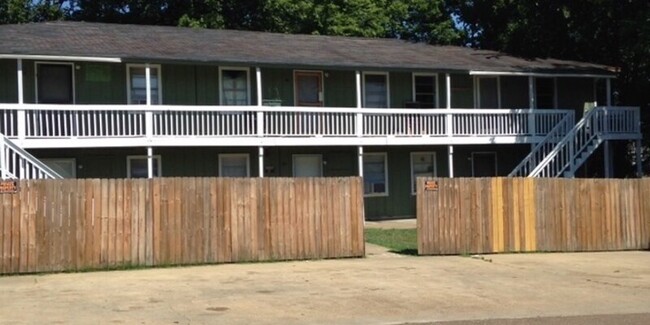 Primary Photo - Lynch street apartments