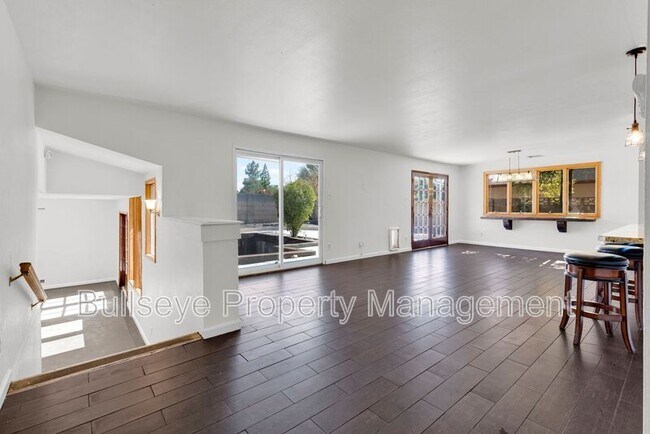 Building Photo - 1333 E Donner Dr