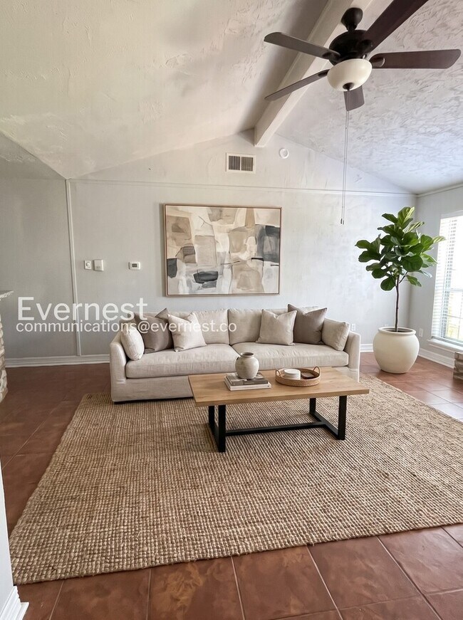 Building Photo - 4 Bed, 2 Bath Home with Fenced Yard & Garage / Pet-Friendly / Coming Soon!