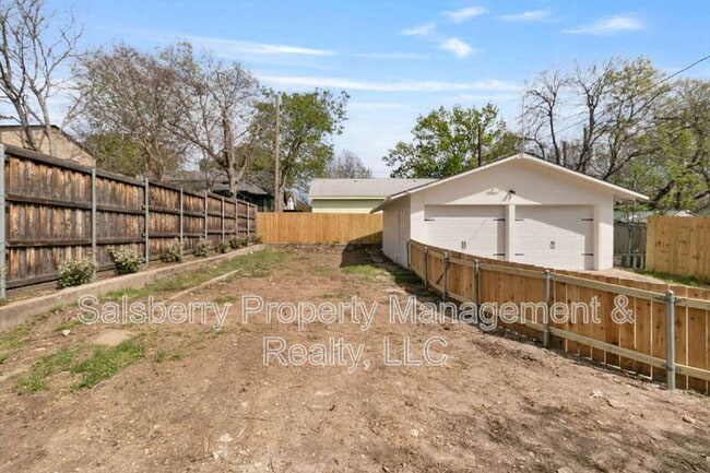 Building Photo - 2105 Tremont Ave