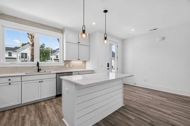Building Photo - Modern Comfort in the Heart of Johns Island