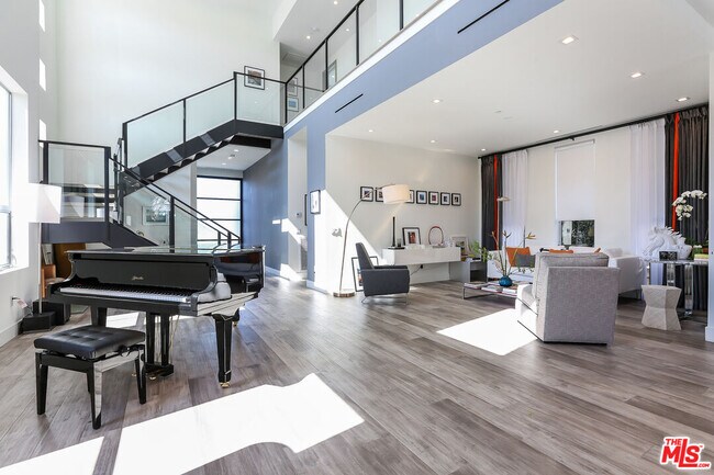 Building Photo - 912 N Crescent Heights Blvd