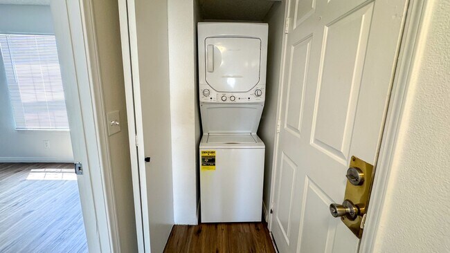 Building Photo - Las Vegas 2-Bed, 2-Bath Condo in Secure Ga...