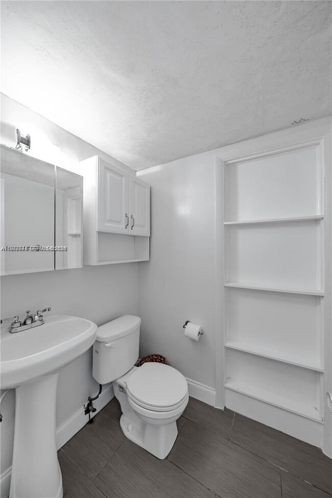 Building Photo - 650 Coral Wy