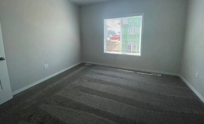 Building Photo - Newer 3BR 2.5ba house in Urbandale, available July 6th!