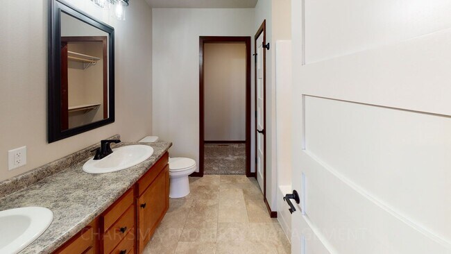 Building Photo - 3 BD, 2.5 BA TOWNHOME, DOUBLE ATTACHED GAR...