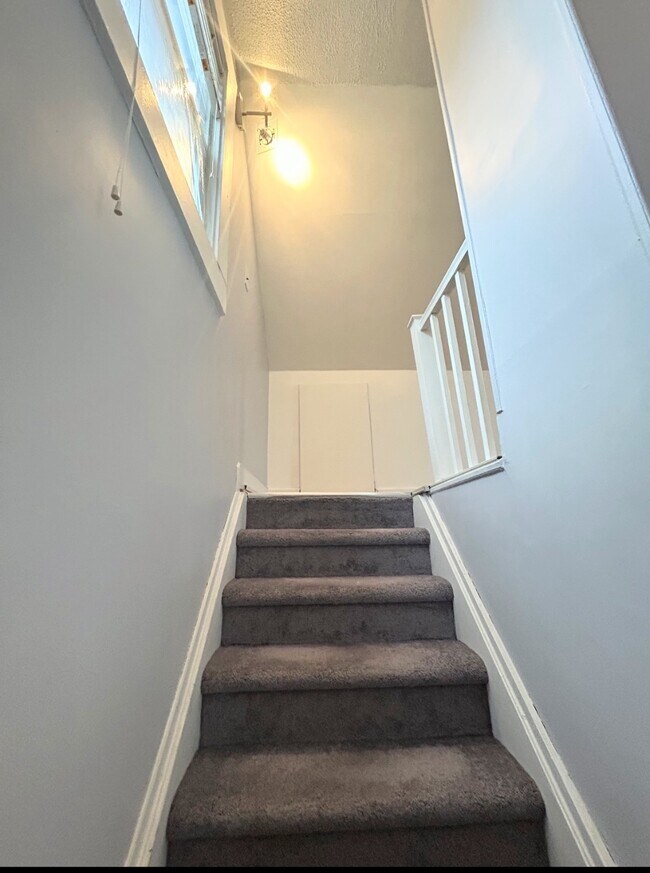 Building Photo - Charming & Airy 2 Bedroom Apartment