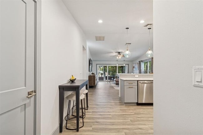 Building Photo - 292 Sunlit Cove Dr NE