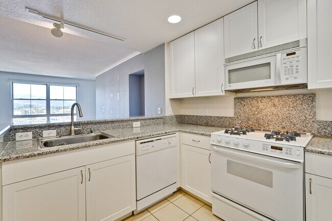 Building Photo - Large 2BR/2BA Condo with Spacious Balcony ...