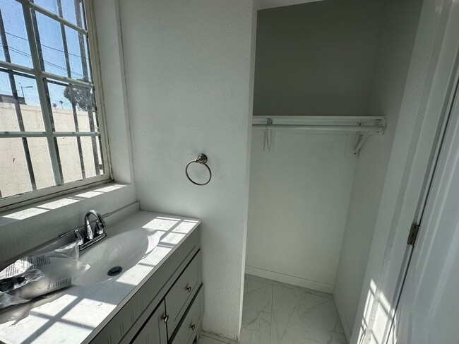 Building Photo - 1734 W 85th St