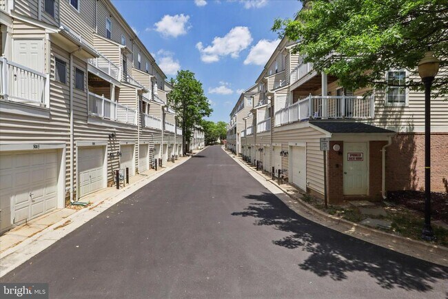 Building Photo - 5053 Kilburn St