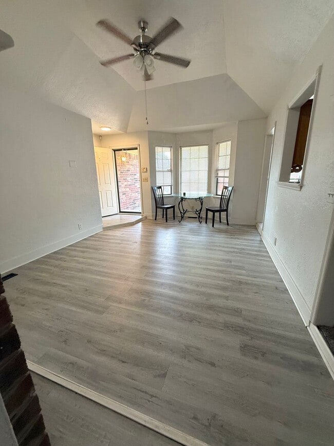 Building Photo - Chic upscale West Norman 2-bed 2.5 bath 2-...