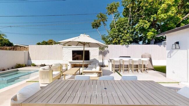 Building Photo - Beautiful Home with Pool!