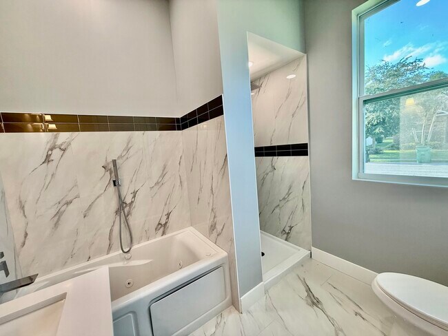 Building Photo - 660 NE Moss Rose Pl