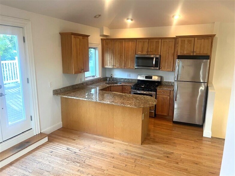 Primary Photo - 24 Pinckney St