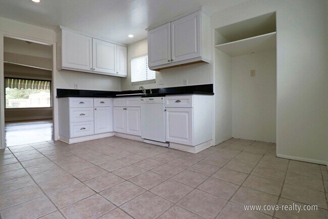 Building Photo - Charming Downtown Oxnard Home with Modern Amenities and Prime Location