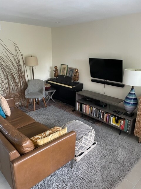 Electrical outlet installed behind television and basic cable provided by HOA . - 3131 Southwest Fwy