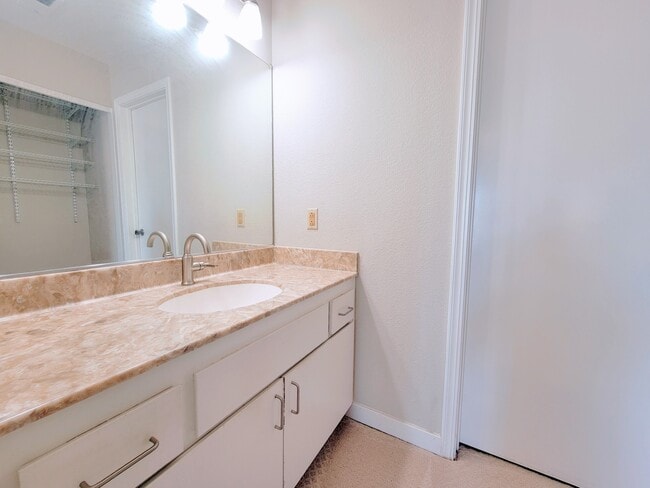 Building Photo - 3076 Fostoria Cir