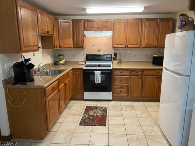 Primary Photo - 16 Walling Ave